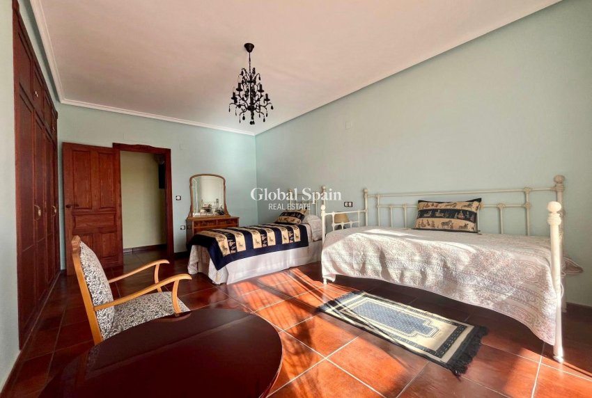 Resale - VILLA -
ROJALES - La Vega Baja