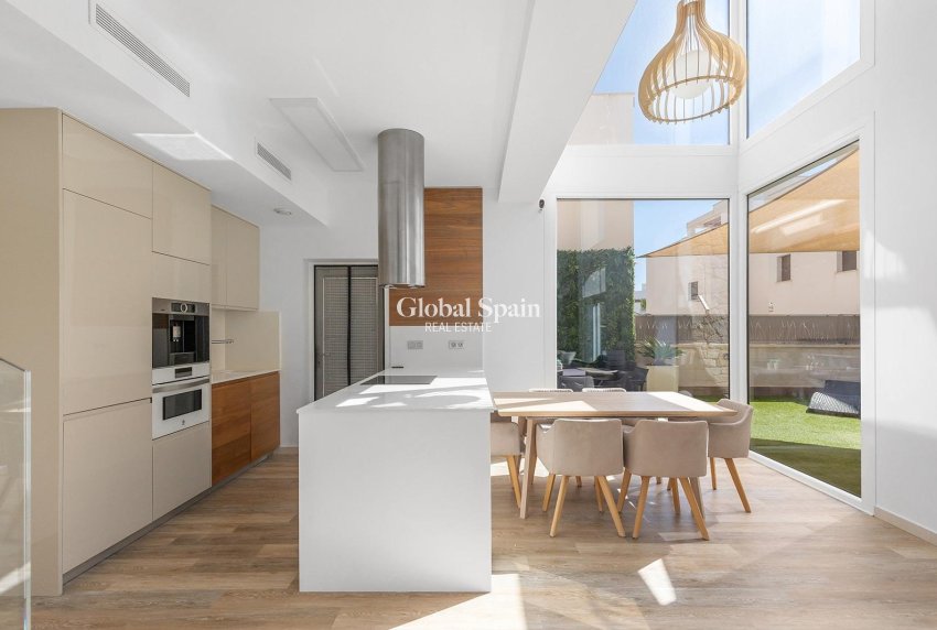 Resale - VILLA -
ROJALES - Pueblo bravo