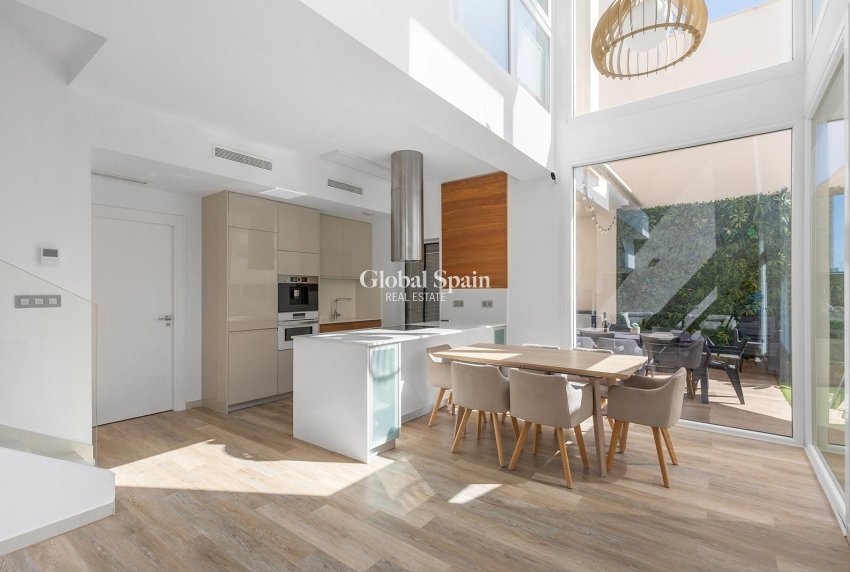 Resale - VILLA -
ROJALES - Pueblo bravo