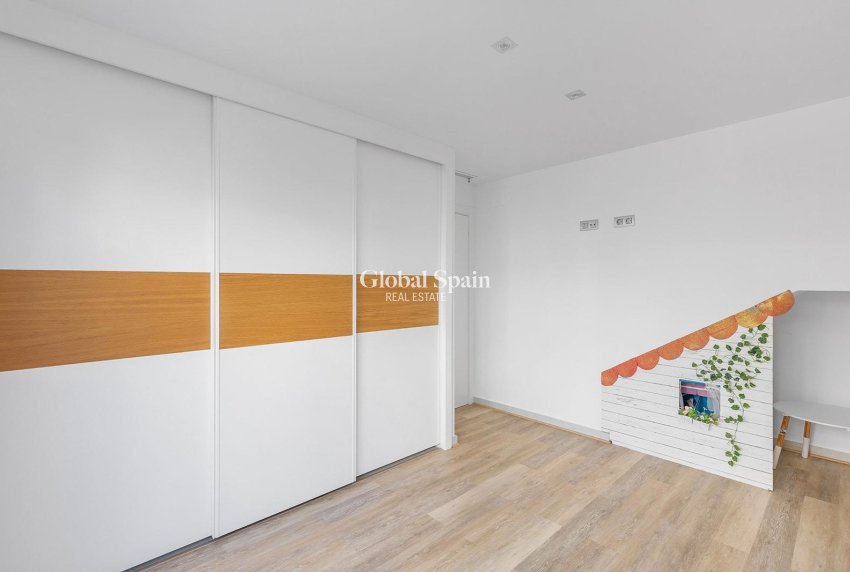 Resale - VILLA -
ROJALES - Pueblo bravo