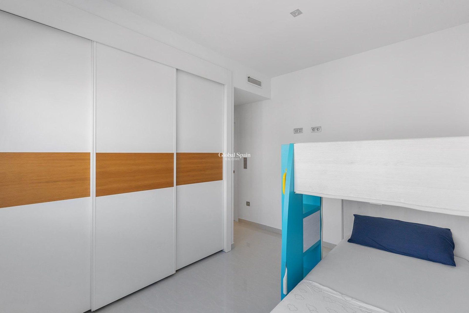 Resale - VILLA -
ROJALES - Pueblo bravo