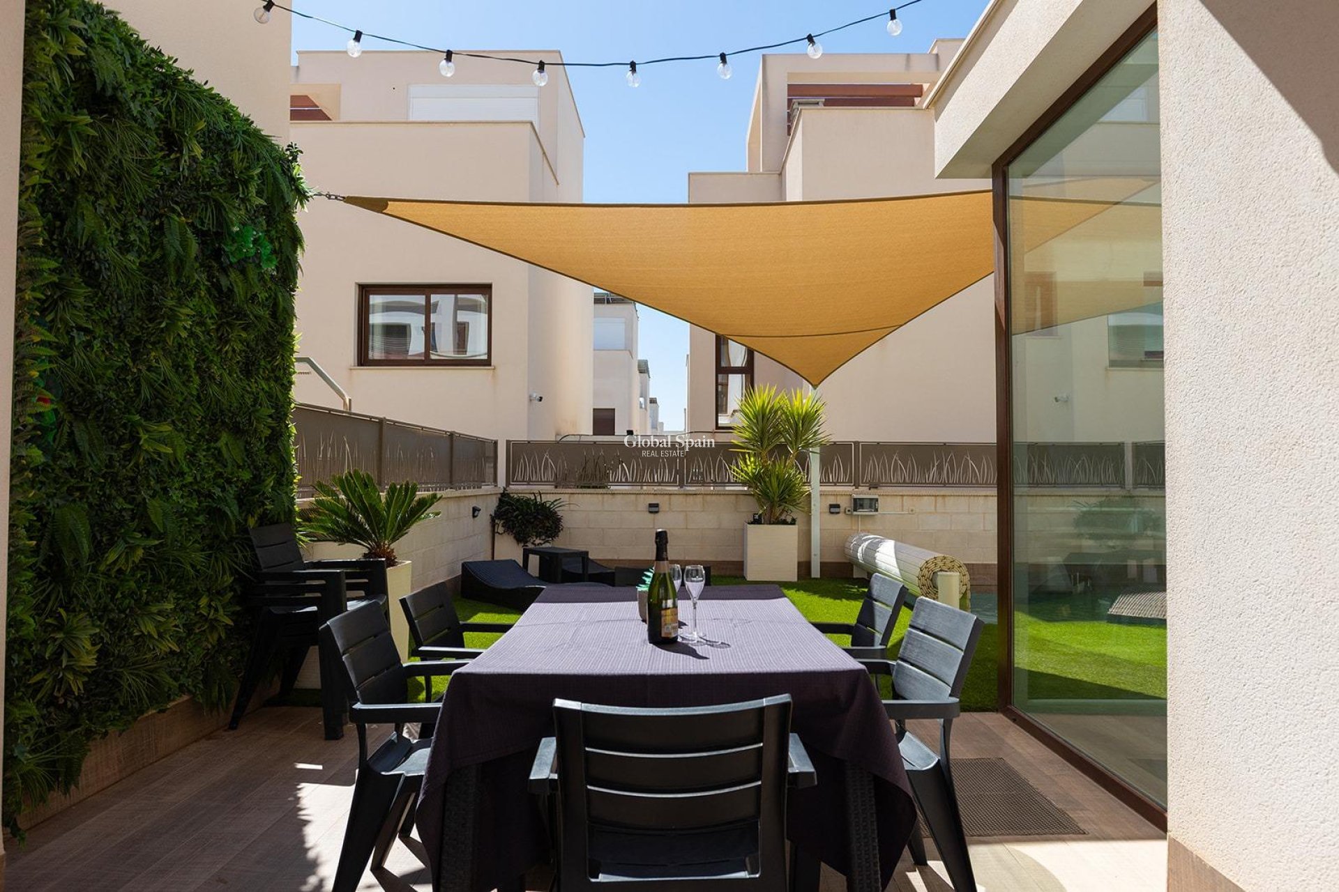 Resale - VILLA -
ROJALES - Pueblo bravo