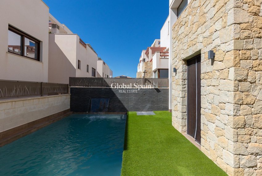 Resale - VILLA -
ROJALES - Pueblo bravo