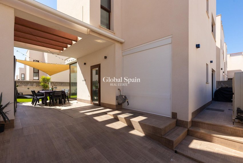 Resale - VILLA -
ROJALES - Pueblo bravo