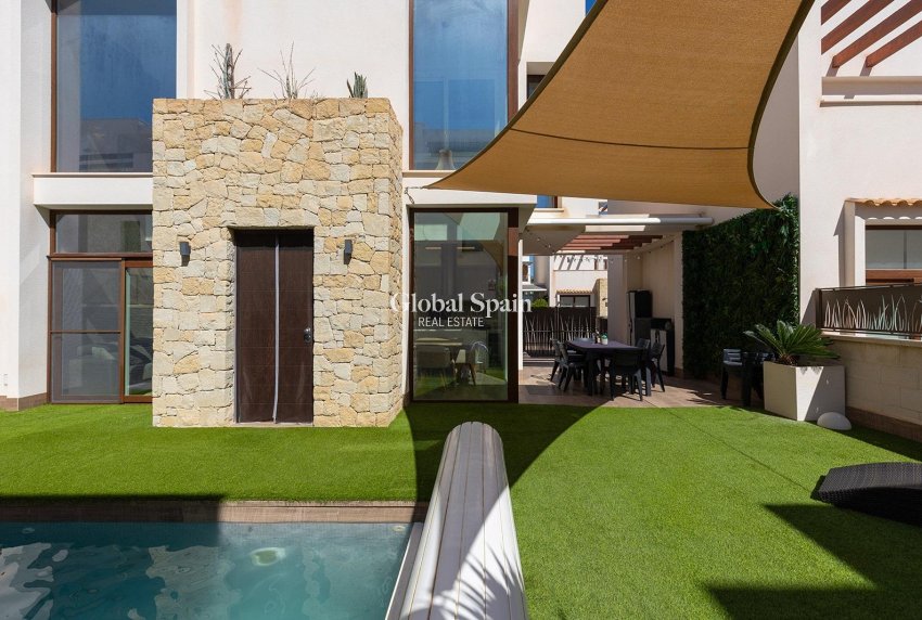 Resale - VILLA -
ROJALES - Pueblo bravo