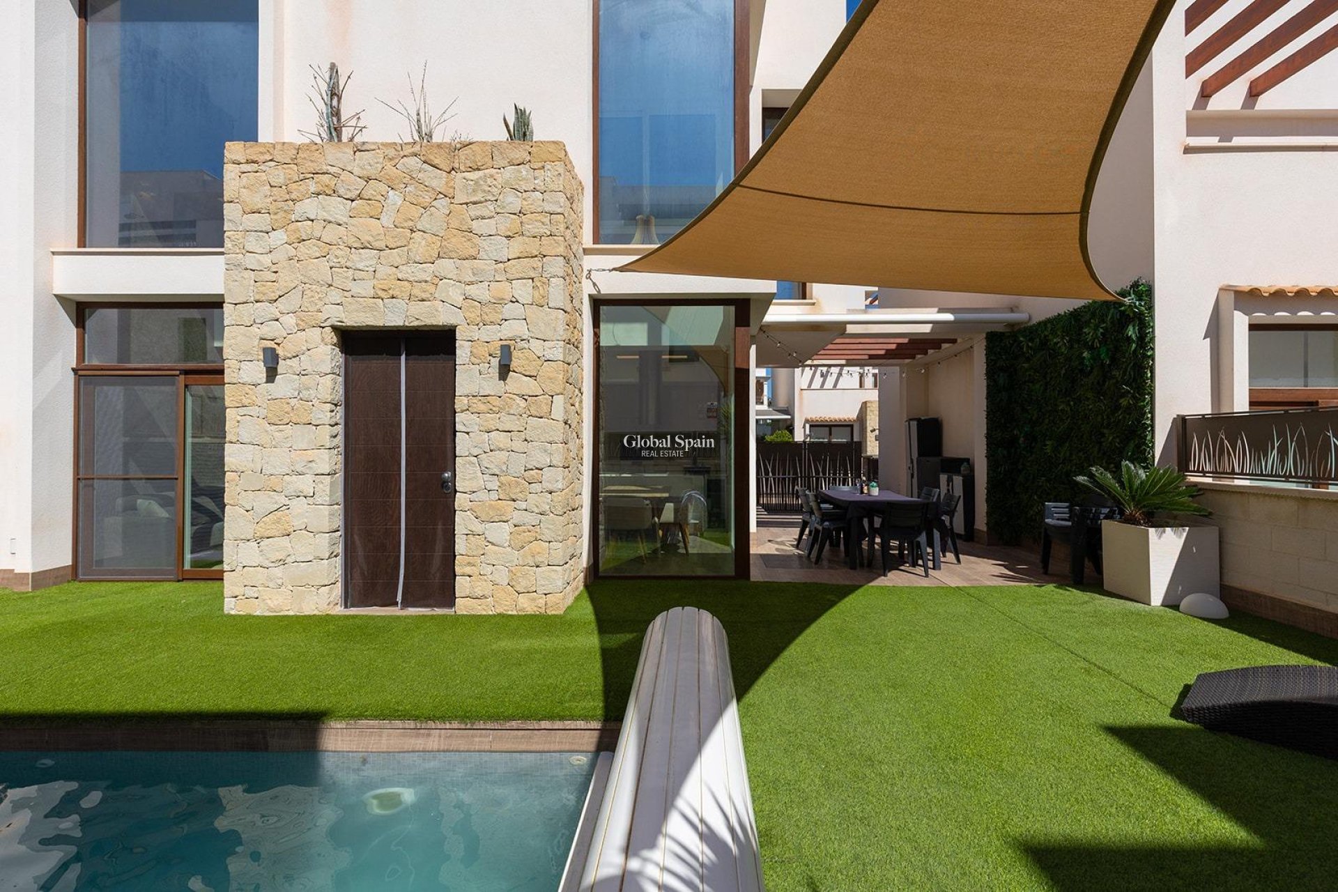 Resale - VILLA -
ROJALES - Pueblo bravo