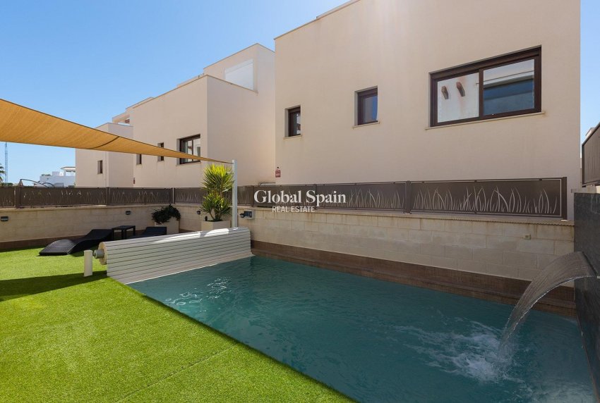 Resale - VILLA -
ROJALES - Pueblo bravo