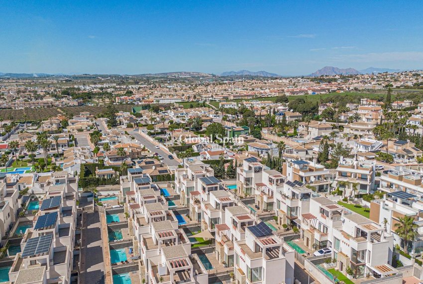 Resale - VILLA -
ROJALES - Pueblo bravo