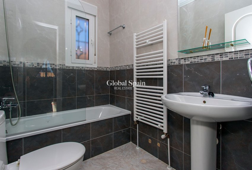 Resale - VILLA -
ROJALES - Pueblo