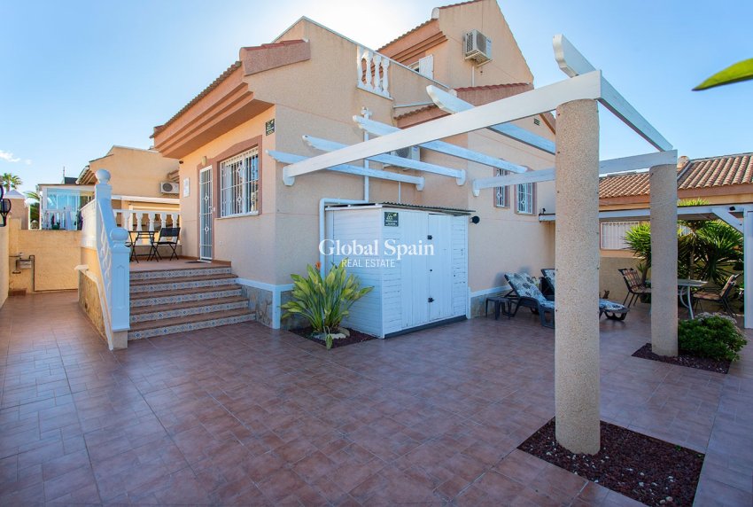 Resale - VILLA -
ROJALES - Pueblo