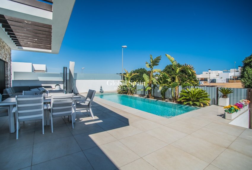 Resale - VILLA -
ROJALES