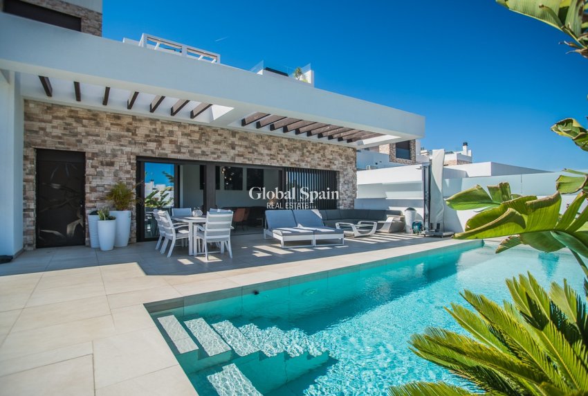 Resale - VILLA -
ROJALES