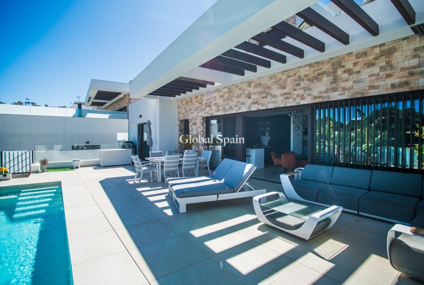 Resale - VILLA -
ROJALES