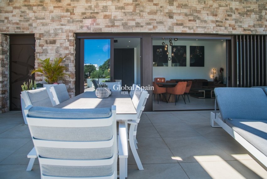 Resale - VILLA -
ROJALES