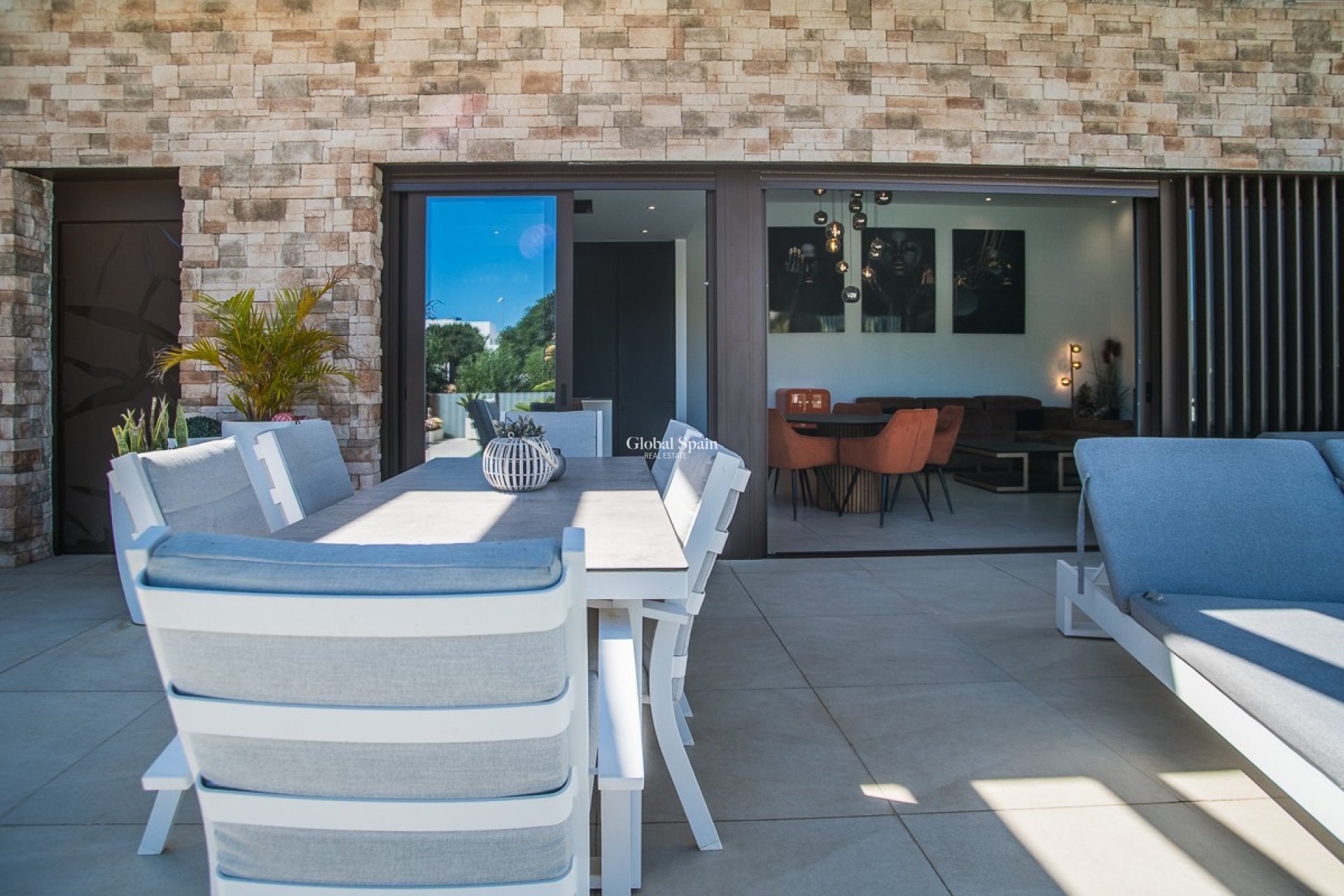 Resale - VILLA -
ROJALES