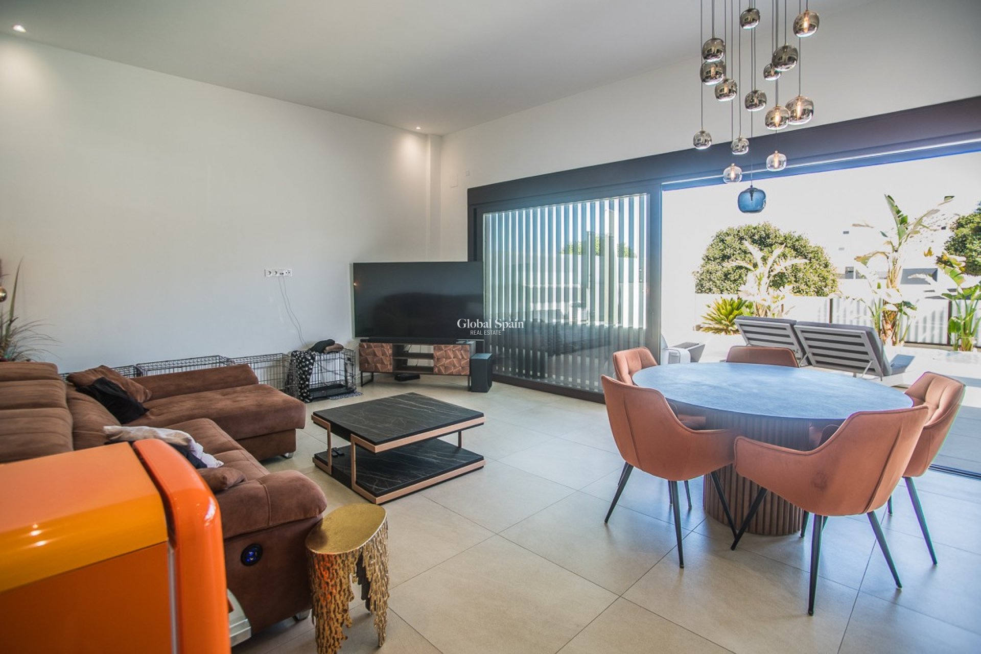 Resale - VILLA -
ROJALES