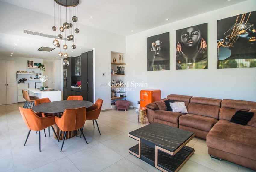 Resale - VILLA -
ROJALES