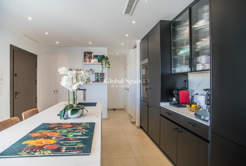 Resale - VILLA -
ROJALES