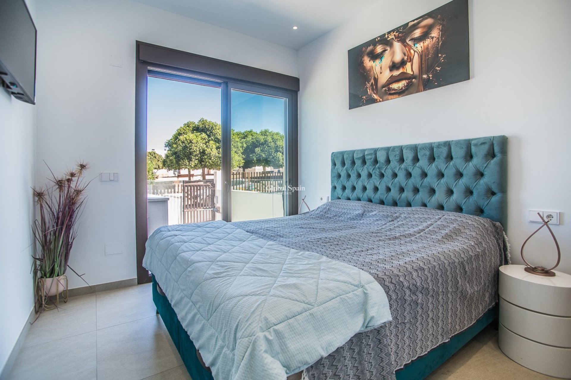 Resale - VILLA -
ROJALES