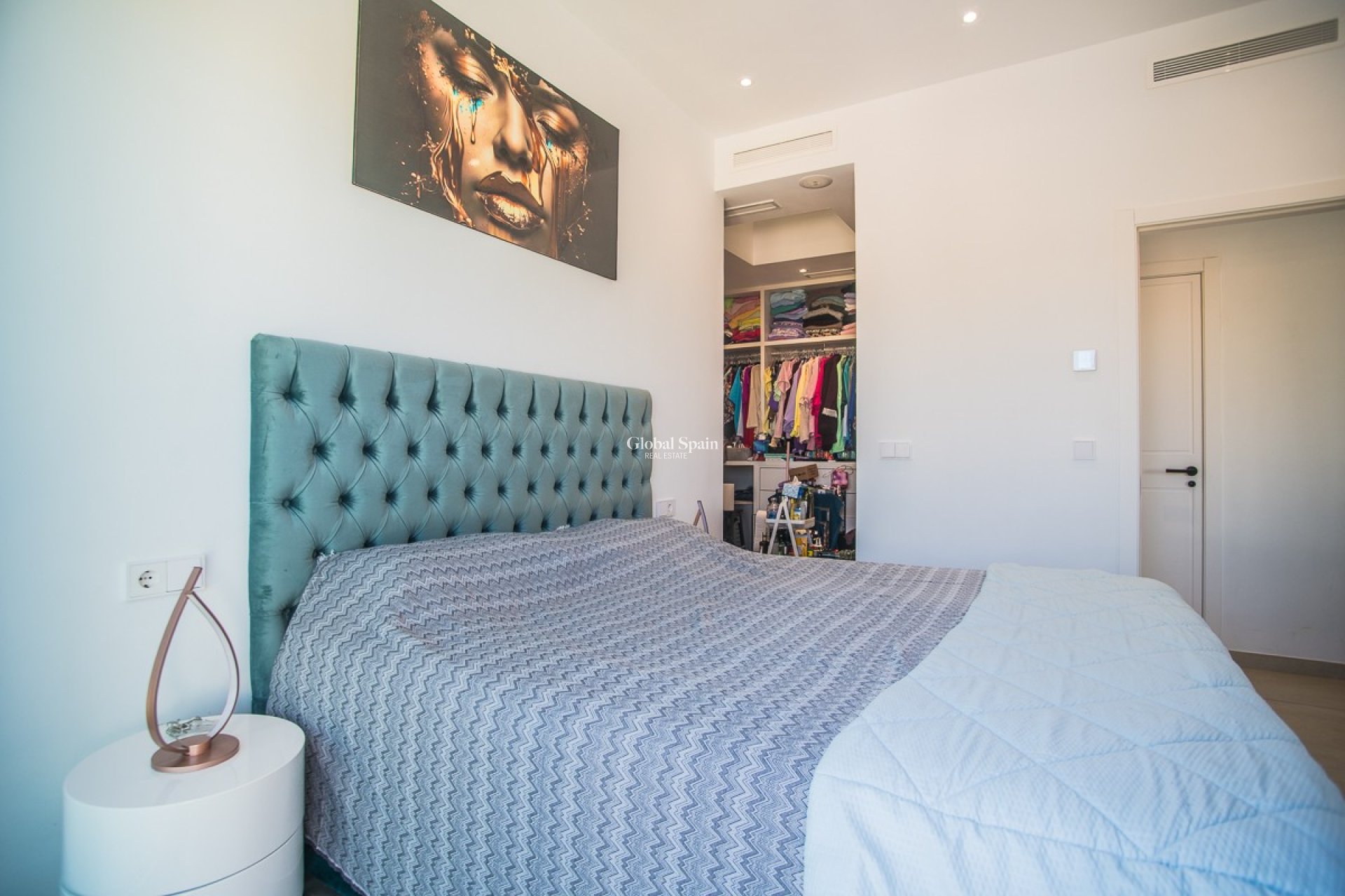 Resale - VILLA -
ROJALES