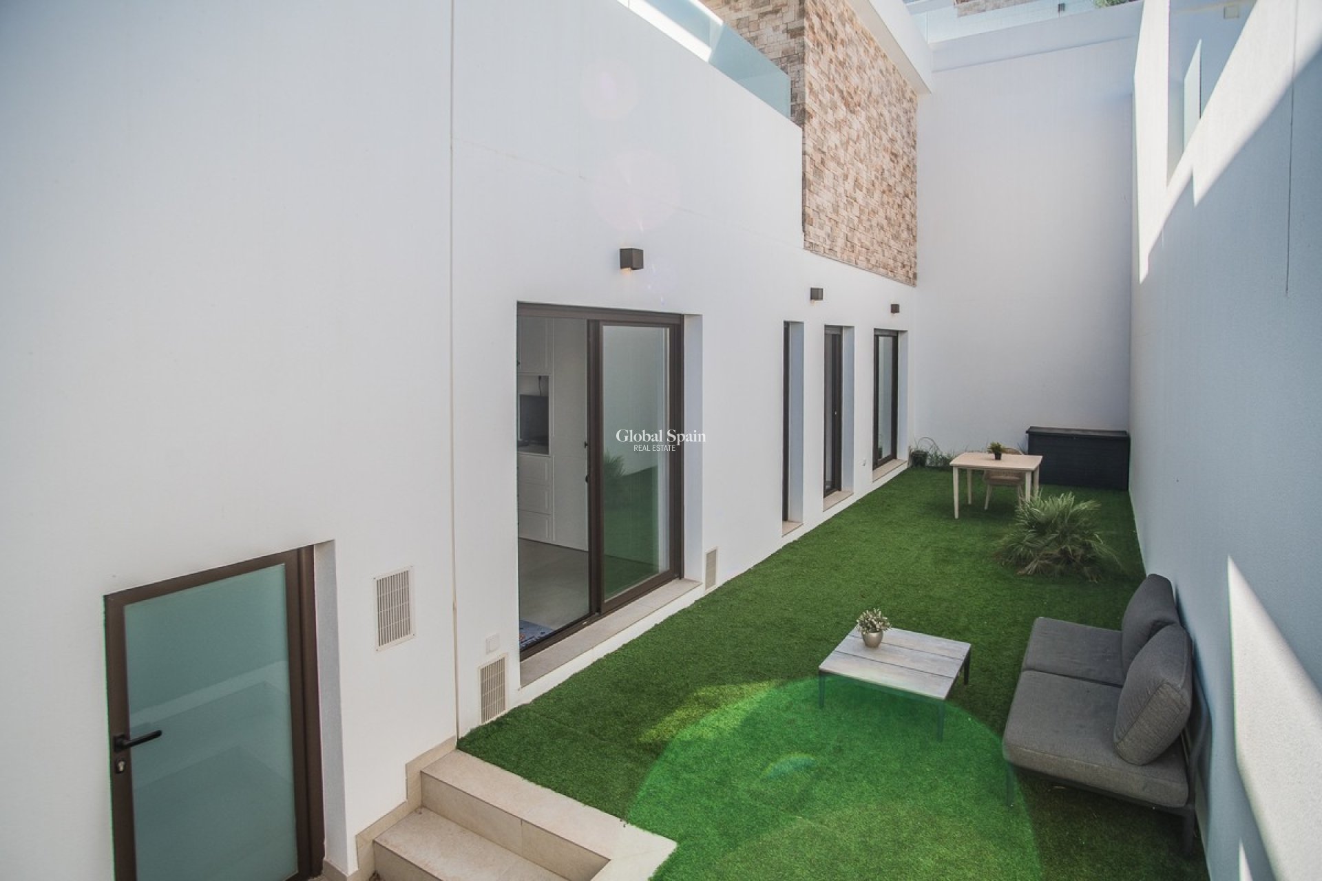 Resale - VILLA -
ROJALES