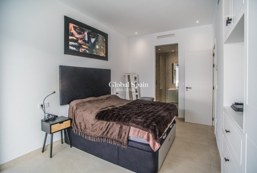 Resale - VILLA -
ROJALES