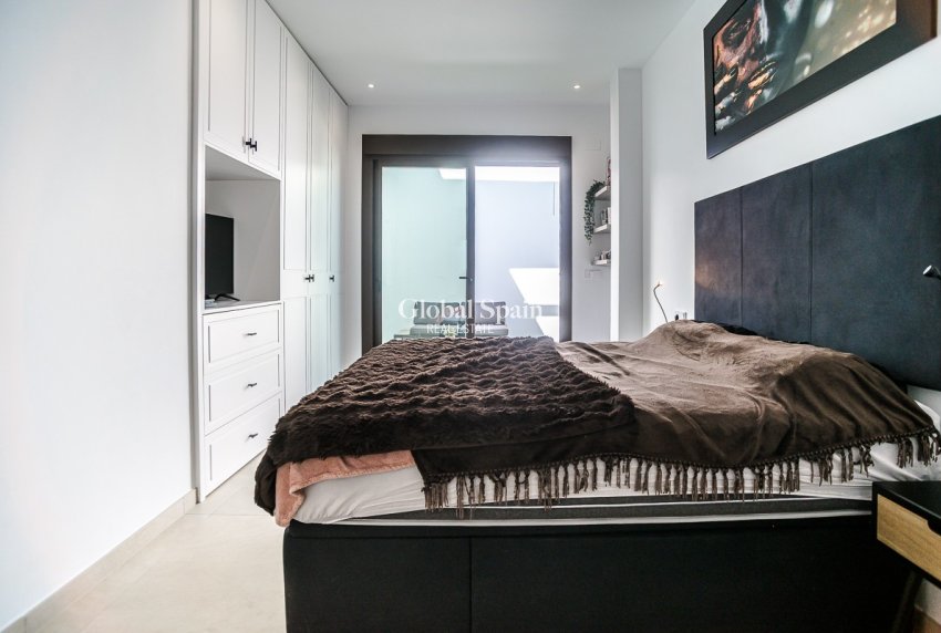 Resale - VILLA -
ROJALES