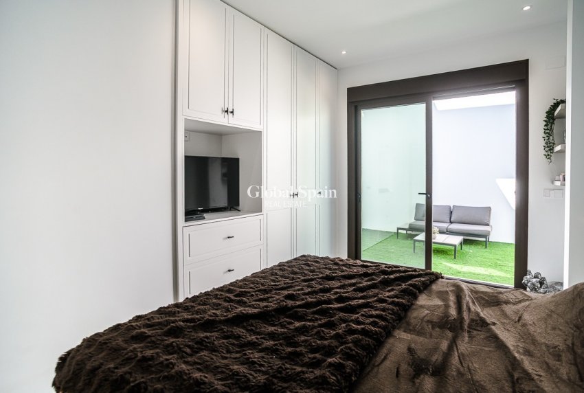 Resale - VILLA -
ROJALES