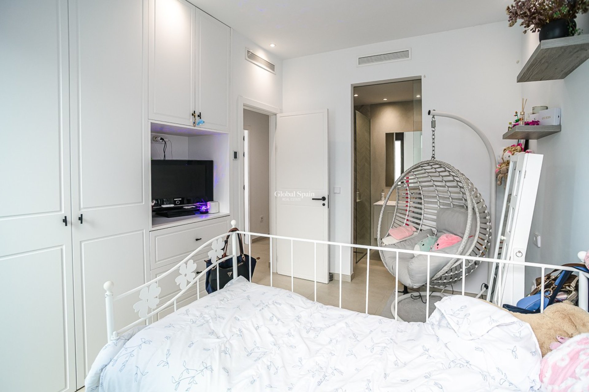 Resale - VILLA -
ROJALES