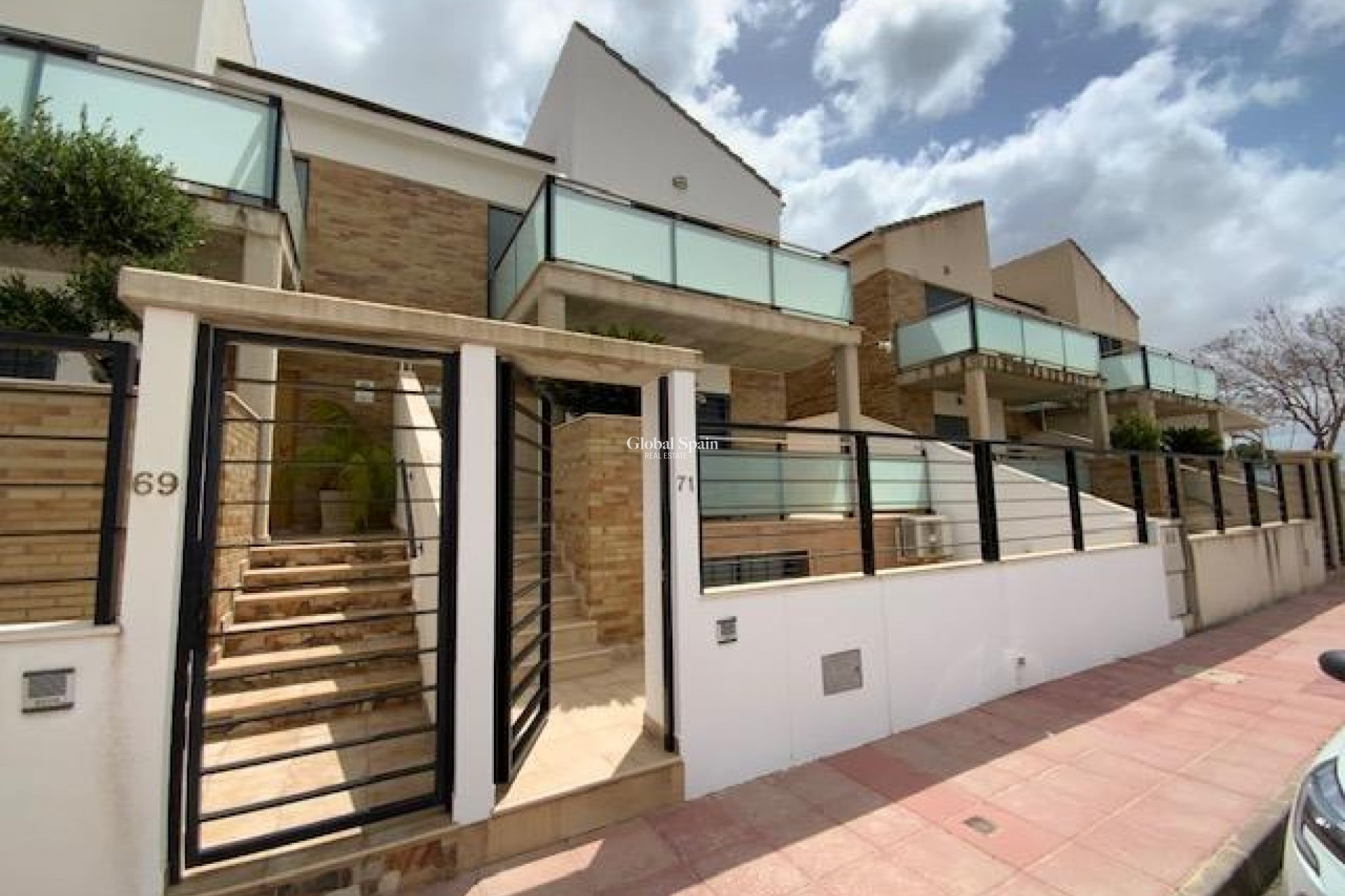 Resale - VILLA -
ROLDÁN - Inland