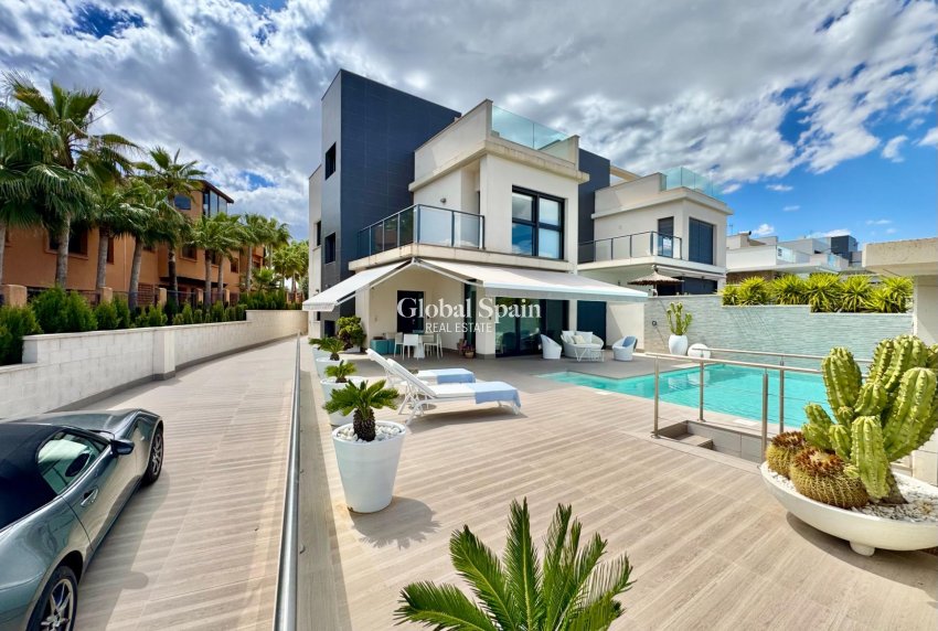 Resale - VILLA -
SAN MIGUEL DE SALINAS - Bellavista