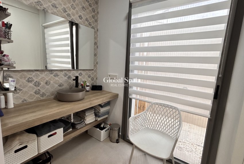 Resale - VILLA -
SAN MIGUEL DE SALINAS - Costa Blanca