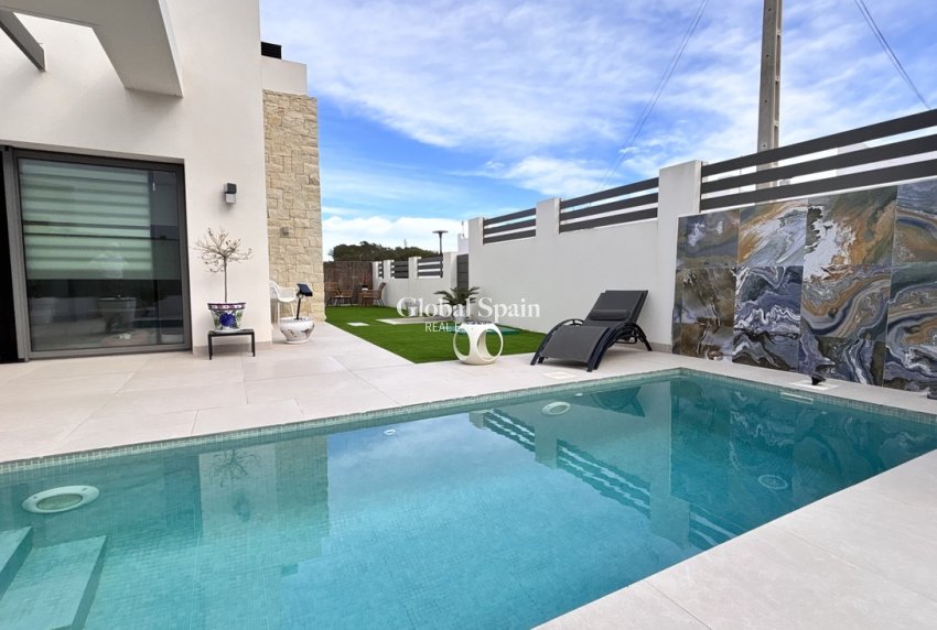 Resale - VILLA -
SAN MIGUEL DE SALINAS - Costa Blanca