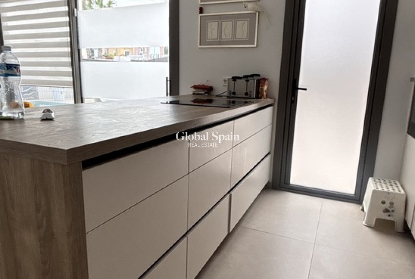 Resale - VILLA -
SAN MIGUEL DE SALINAS - Costa Blanca