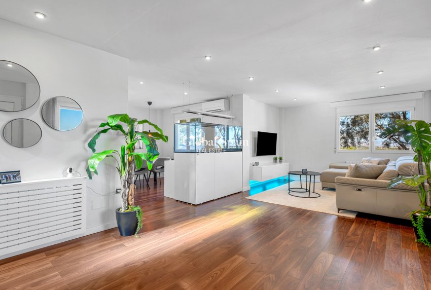 Resale - VILLA -
SAN MIGUEL DE SALINAS - Costa Blanca
