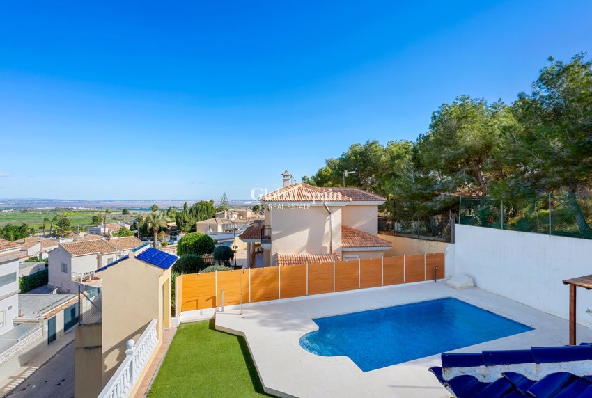 Resale - VILLA -
SAN MIGUEL DE SALINAS - Costa Blanca