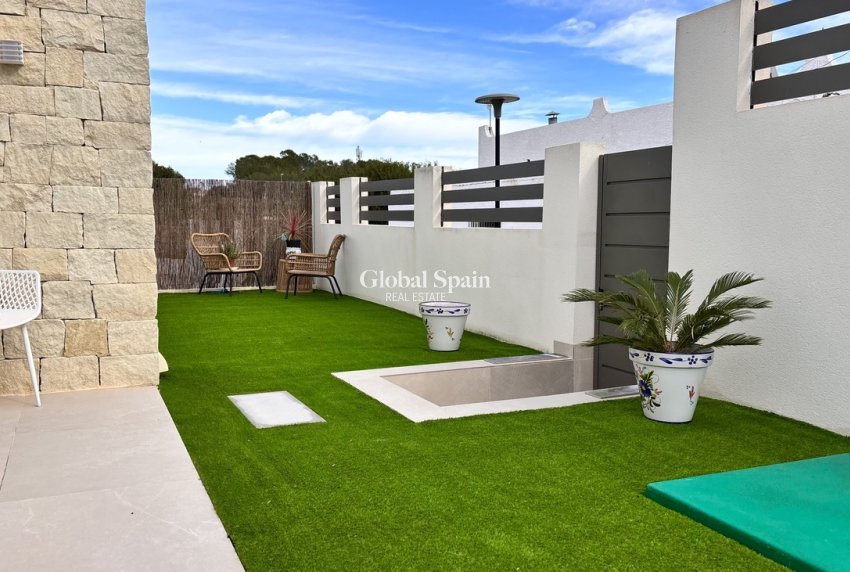 Resale - VILLA -
SAN MIGUEL DE SALINAS - Costa Blanca