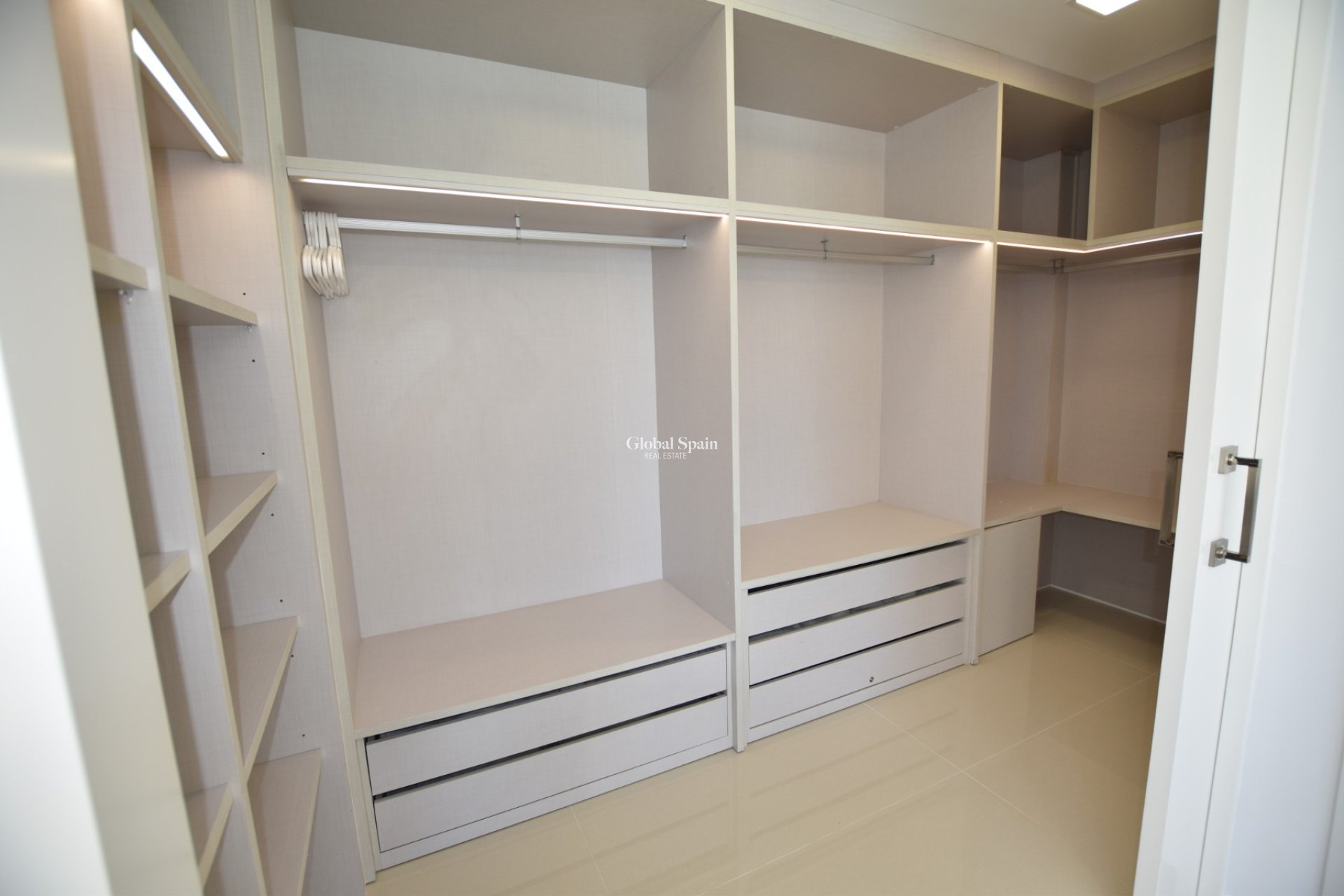 Resale - VILLA -
SAN MIGUEL DE SALINAS - Inland