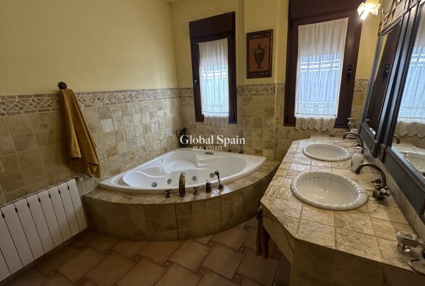 Resale - VILLA -
SAN MIGUEL DE SALINAS - Inland