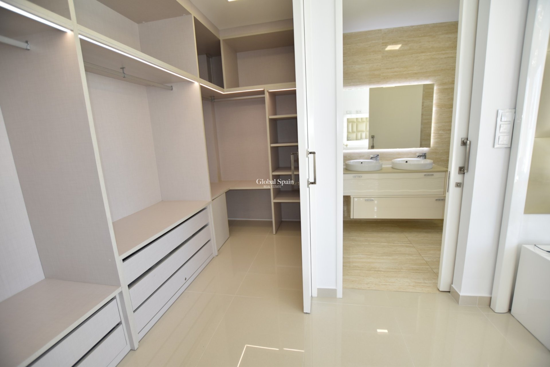 Resale - VILLA -
SAN MIGUEL DE SALINAS - Inland