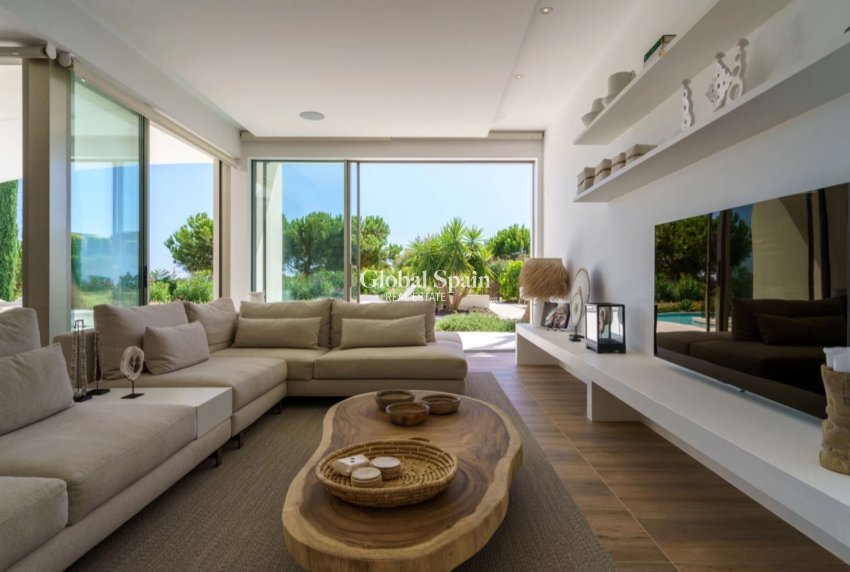 Resale - VILLA -
SAN MIGUEL DE SALINAS - Inland