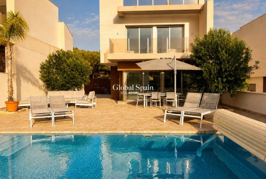 Resale - VILLA -
SAN MIGUEL DE SALINAS - Inland