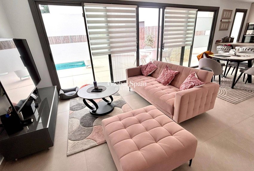 Resale - VILLA -
SAN MIGUEL DE SALINAS - Urbanizacion Blue Lagoon