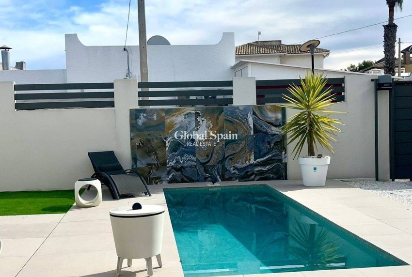 Resale - VILLA -
SAN MIGUEL DE SALINAS - Urbanizacion Blue Lagoon