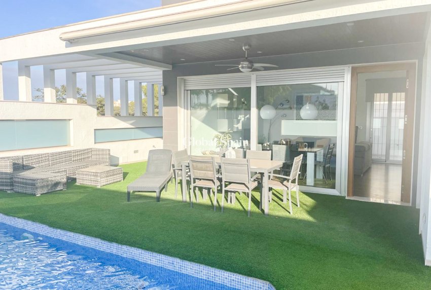 Resale - Villa / Semi detached -
ORIHUELA COSTA - MIL PALMERAS 