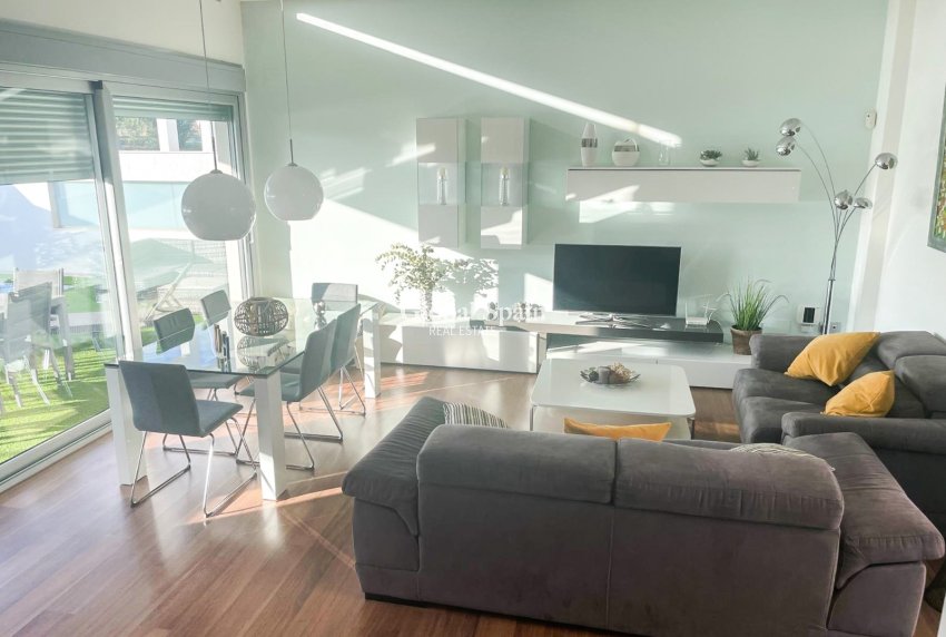 Resale - Villa / Semi detached -
ORIHUELA COSTA - MIL PALMERAS 