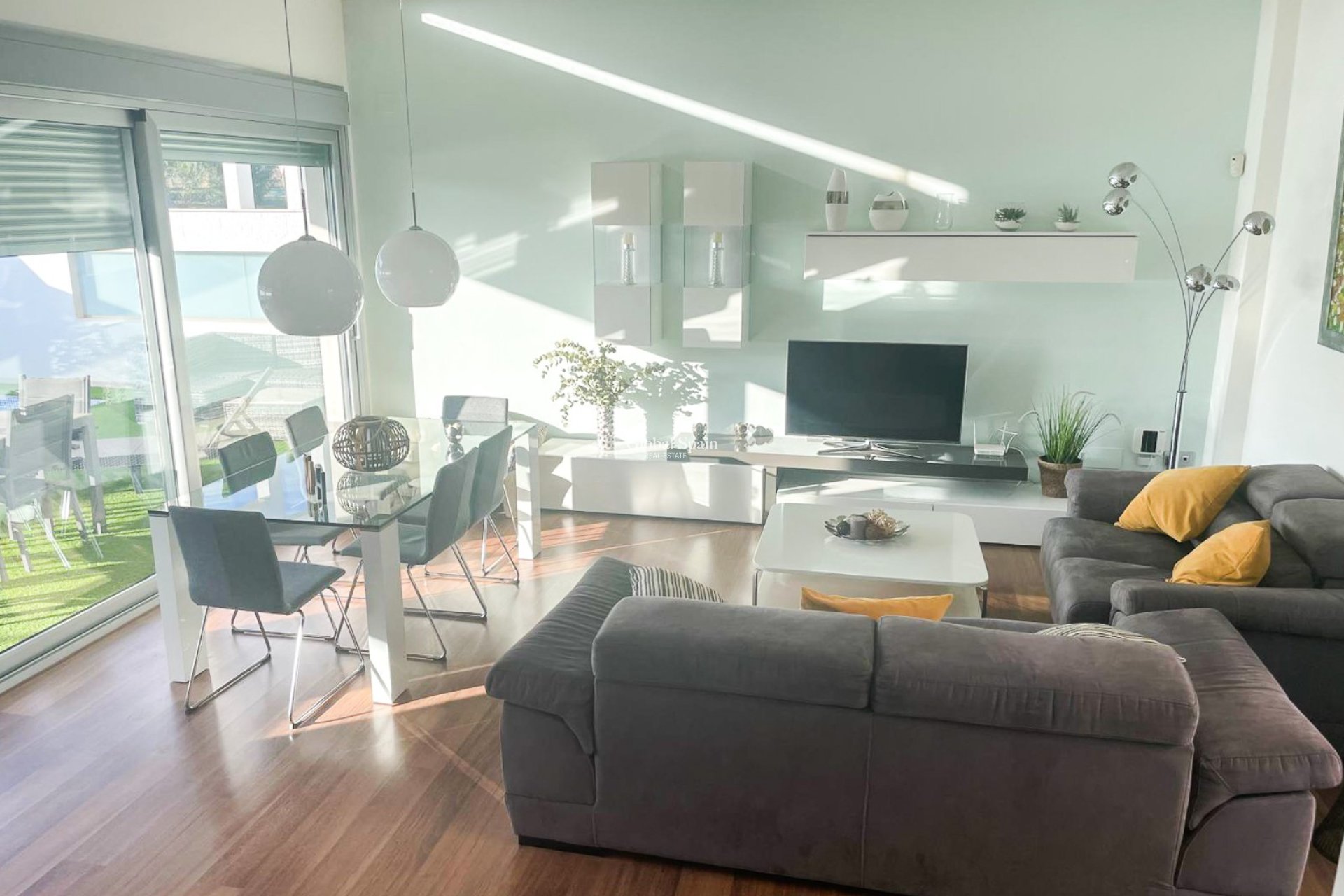 Resale - Villa / Semi detached -
ORIHUELA COSTA - MIL PALMERAS 