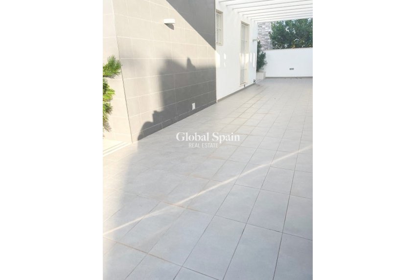 Resale - Villa / Semi detached -
ORIHUELA COSTA - MIL PALMERAS 