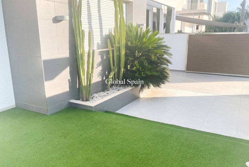 Resale - Villa / Semi detached -
ORIHUELA COSTA - MIL PALMERAS 