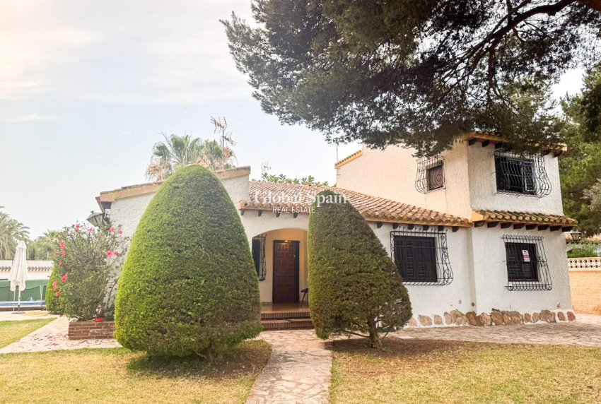 Resale - Villa / Semi detached -
ORIHUELA COSTA - Punta Prima
